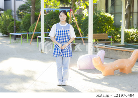 公園の保育士 121970494