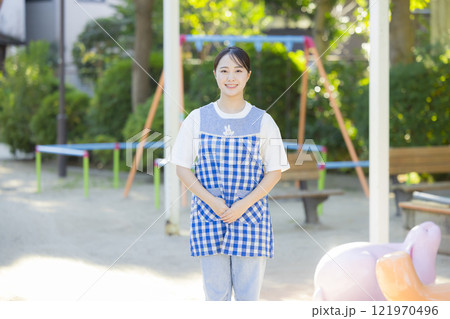 公園の保育士 121970496