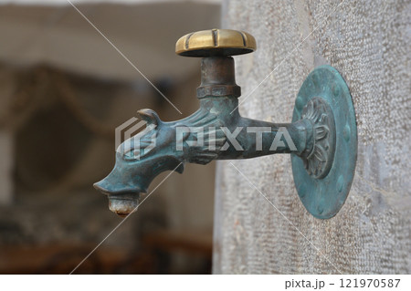 Dragon-shaped spout 121970587