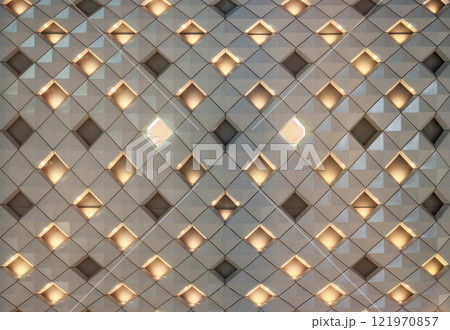 [国内] 銀座の日産クロッシングビルのライトアップされたファサードのクローズアップ。 121970857