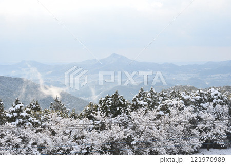 南国九州長崎の雪景色 121970989
