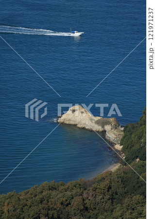 瀬戸内海に突き出した屋島の先端「長崎の鼻」 121971237