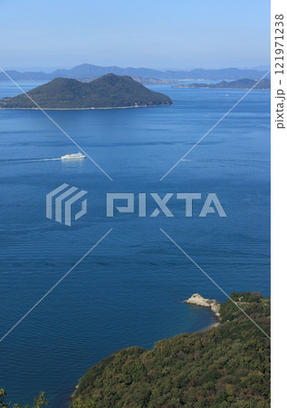 瀬戸内海に突き出した屋島の先端「長崎の鼻」と男木島、小豆島フェリー 瀬戸内海に突き出した屋島の先端「長崎の鼻」と男木島、小豆島フェリー 121971238