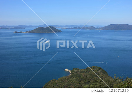 瀬戸内海に突き出した屋島の先端「長崎の鼻」と男木島、豊島、小豆島フェリー 121971239