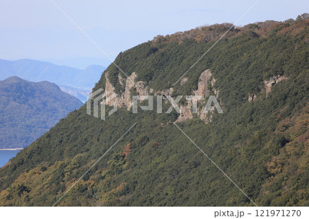 屋島南嶺から見る北嶺の断崖と瀬戸内の島々 屋島南嶺から見る北嶺の断崖と瀬戸内の島々 121971270