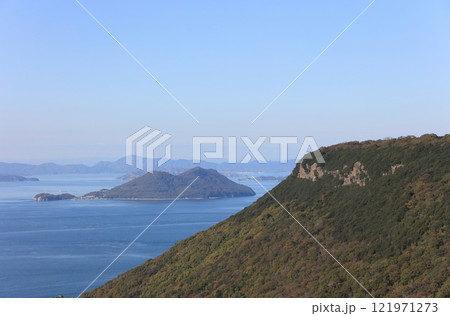 屋島南嶺から見る北嶺と瀬戸内海、備讃瀬戸の男木島。背景は岡山県の児島半島 121971273