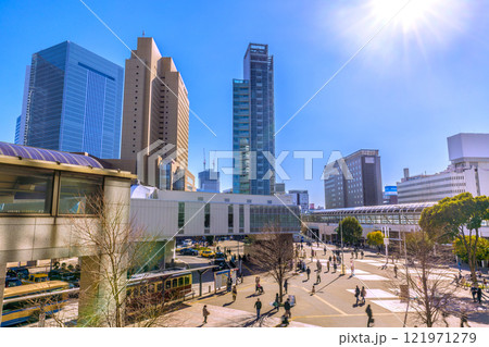 日本の横浜都市景観 1月。桜木町駅前。横浜市役所などのビル群を望む。奥に関内駅前再開発。希望の光… 121971279