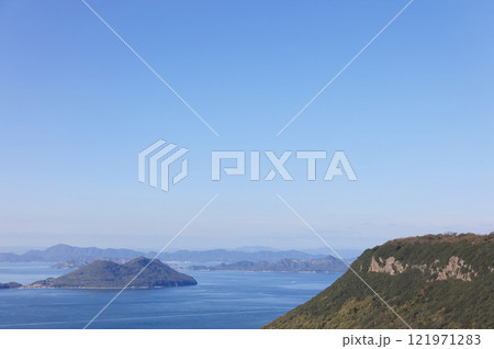 屋島南嶺から見る北嶺と瀬戸内の島々（左手前は男木島） 121971283