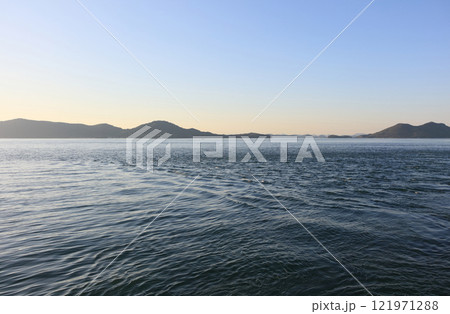 屋島先端の長崎の鼻から見た激しい潮流（遠景は左が女木島、右が男木島） 121971288