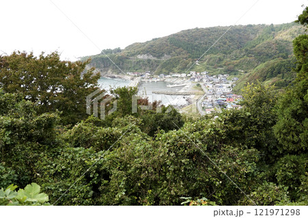 小高い丘から見た入り江にある小さな漁村 121971298