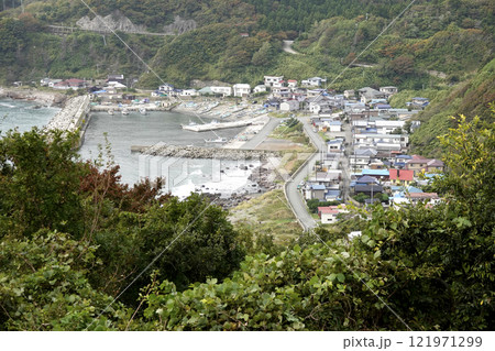小高い丘から見た入り江にある小さな漁村 小高い丘から見た入り江にある小さな漁村 121971299