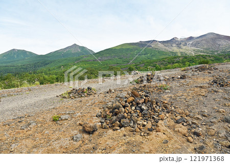 登山道から見る十勝岳と美瑛岳 121971368
