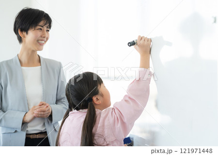 教室で授業を受ける小学生 121971448