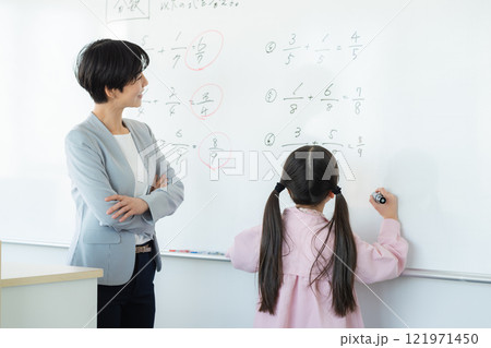 教室で授業を受ける小学生 121971450