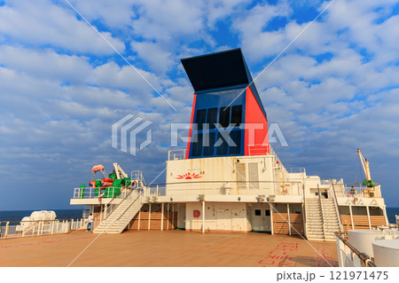 茨城県　大洗港から苫小牧西港フェリーターミナルに向かう さんふらわあ 121971475