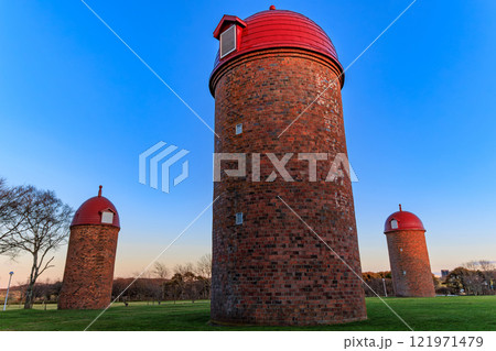 北海道　根室市　夕方の明治公園（3基のサイロ） 121971479