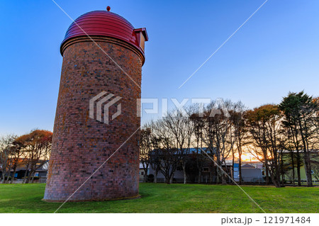 北海道　根室市　夕方の明治公園（3基のサイロ） 121971484