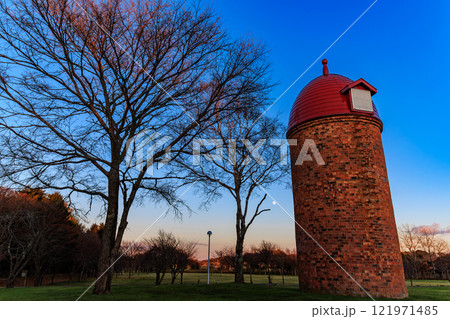 北海道　根室市　夕方の明治公園（3基のサイロ） 121971485