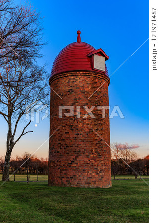 北海道　根室市　夕方の明治公園（3基のサイロ） 121971487