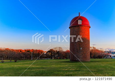北海道　根室市　夕方の明治公園（3基のサイロ） 121971490