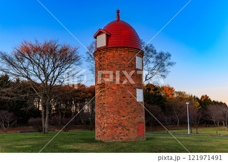北海道 根室市 夕方の明治公園(3基のサイロ) 北海道 根室市 夕方の明治公園(3基のサイロ) 121971491