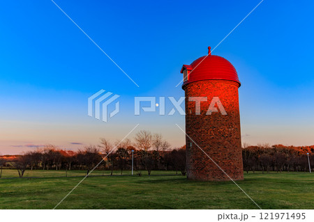 北海道　根室市　夕方の明治公園（3基のサイロ） 121971495