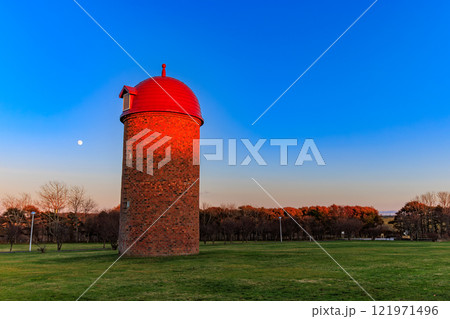 北海道　根室市　夕方の明治公園（3基のサイロ） 121971496