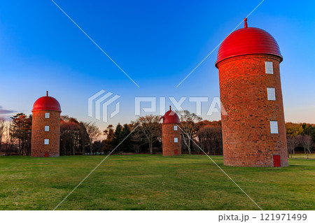 北海道　根室市　夕方の明治公園（3基のサイロ） 121971499