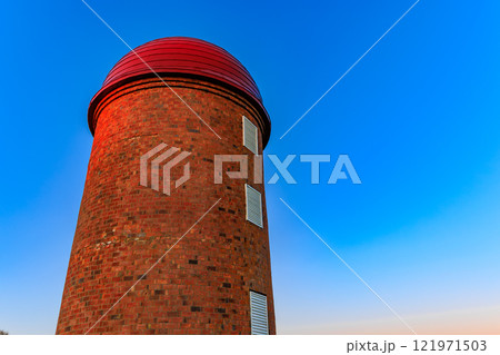 北海道　根室市　夕方の明治公園（3基のサイロ） 121971503