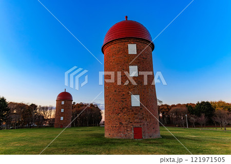 北海道　根室市　夕方の明治公園（3基のサイロ） 121971505