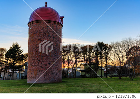 北海道 根室市 夕方の明治公園(3基のサイロ) 北海道 根室市 夕方の明治公園(3基のサイロ) 121971506