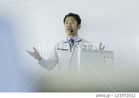 ホワイトボードの前で話をする作業服のミドルエイジの男性 撮影協力:学校法人電波学園 東京電子專門学校 ホワイトボードの前で話をする作業服のミドルエイジの男性 撮影協力:学校法人電波学園 東京電子專門学校 121972012