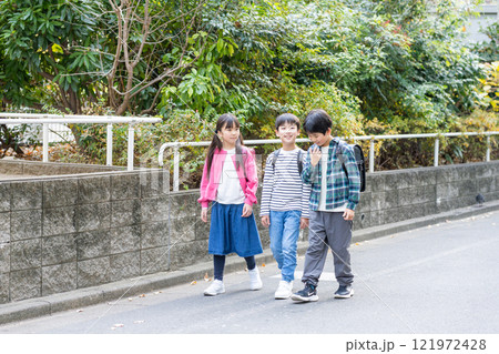 登下校する小学生 121972428