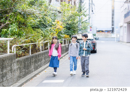 登下校する小学生 121972429