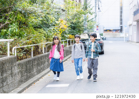 登下校する小学生 121972430