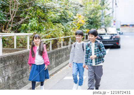 登下校する小学生 121972431