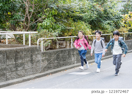 登下校する小学生 登下校する小学生 121972467