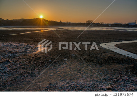 京都市右京区の冬の広沢池を早朝に撮影したもの 121972674