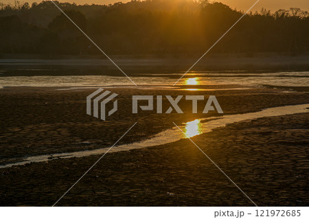 京都市右京区の冬の広沢池を早朝に撮影したもの 京都市右京区の冬の広沢池を早朝に撮影したもの 121972685