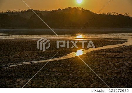 京都市右京区の冬の広沢池を早朝に撮影したもの 京都市右京区の冬の広沢池を早朝に撮影したもの 121972686