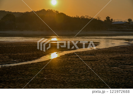 京都市右京区の冬の広沢池を早朝に撮影したもの 121972688