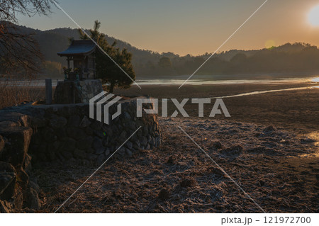 京都市右京区の冬の広沢池を早朝に撮影したもの 121972700