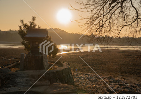 京都市右京区の冬の広沢池を早朝に撮影したもの 121972703