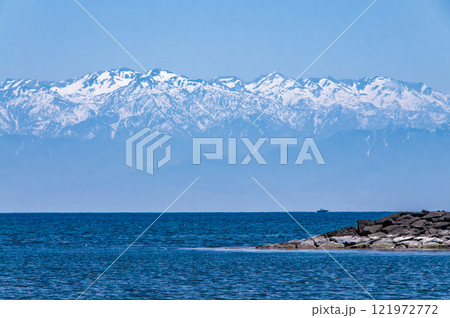 富山湾越しの春の立山連峰 4 121972772