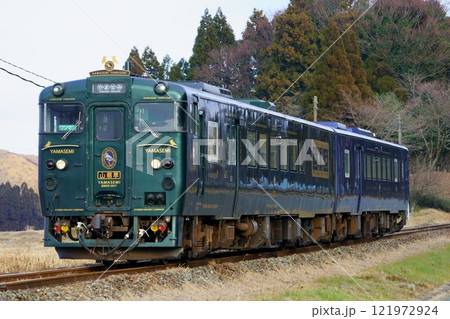 豊肥本線を走るデザイン＆ストーリー列車『かわせみ やませみ』 121972924