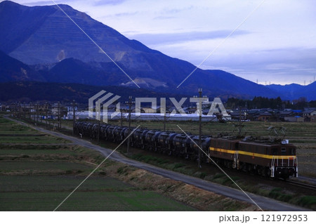 曇天の藤原岳を背景に石灰岩を運ぶ三岐鉄道ED45形電気機関車_2024/12/13撮影 121972953