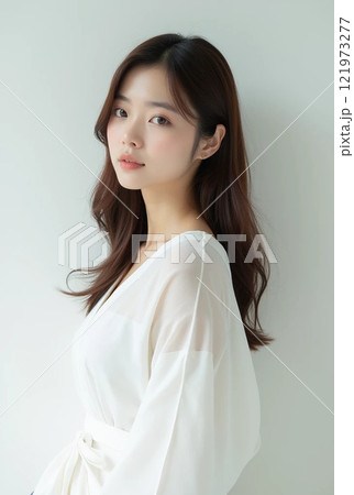 柔らかい雰囲気の若い女性 121973277