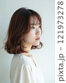 美しい横顔の女性 121973278
