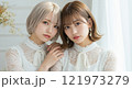 寄り添う2人の若い女性 121973279
