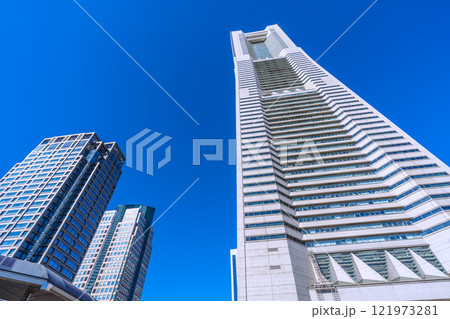 日本の横浜都市景観 桜木町駅前の横浜ランドマークタワー(横浜ロイヤルパークホテル)などを望む 日本の横浜都市景観 桜木町駅前の横浜ランドマークタワー(横浜ロイヤルパークホテル)などを望む 121973281